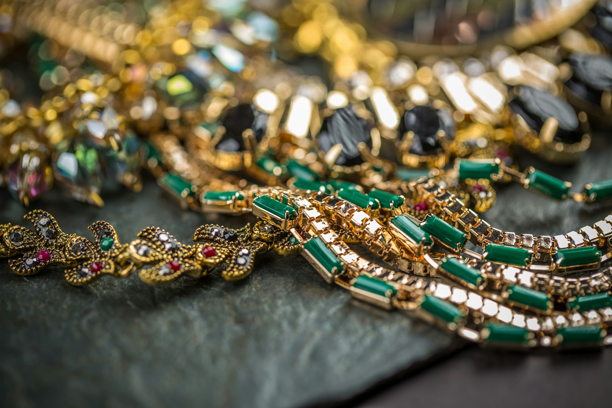 Many fashionable women's jewelry